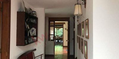 Codigo 9459. Venta Finca vereda Lourdes Tabio Cundinamarca. En la propiedad podrá encontrar amplios espacios, excelente iluminación natural y vista panorámica. Finca de recreo con área de terreno de 7.500m2, Cuenta con dos casas, una con área construida de trescientos cincuenta m2 . Casa número dos de ciento cincuenta metros cuadrados, casa para mayordomo. parqueaderos, terraza Bbq, caballerizas, diez pesebreras, dos perreras.Su ubicación y excelentes vías de acceso y su cercanía le permitirán llegar con facilidad al centro de Tabio, transporte municipal a Tenjo, Bogotá y Cajicá.