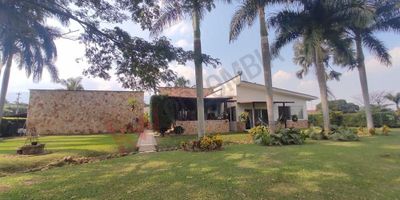 Codigo 9983. Vendo hermosa casa en las Mercedes Jamundi Cinco Habitaciones ppal con terraza , estudio ,sala de Lectura, siete baños, tres salas tres comedores. corredores zonas verdes con árboles frutales Riachuelo que alimenta los lagos ,cancha microfútbol y voleibol ,puerta eléctrica. Aljibe , Riego automático , Chorrera .Parqueadero para 10 carros ,amplios corredores, vista a los Farallones, rodeada de naturaleza. Puerta eléctrica , a 15 minutos del Sur de Cali.