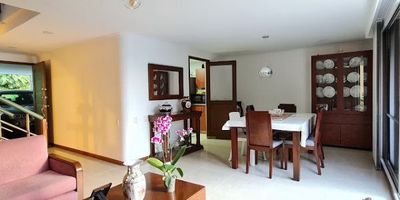 "¡Espléndida oportunidad en exclusiva unidad cerrada de Loma de Benedictinos! 
Te presentamos esta hermosa casa de 234m2 construidos y 21 de jardín, en una de las zonas más exclusivas y tranquilas de Envigado. Ubicada en un condominio privado con acceso restringido, seguridad las 24 horas y amplias áreas verdes.
La casa cuenta con 4 habitaciones, amplia sala comedor y cocina integral completamente equipada, patio, alcoba del servicio.
En el exterior, zona de parqueo techada para 2 vehículos.
¿Buscas tranquilidad, seguridad y comodidad sin salir de la ciudad? Esta es tu oportunidad, en un condominio de solo 50 unidades donde priman la privacidad y el verde. 
Visita hoy mismo esta exclusiva propiedad y hazla tu nuevo hogar. ¡No dejes pasar esta oportunidad!"