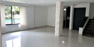 Casa en el sector de El Tesoro, cerca de centros comerciales, restaurantes, hoteles, clinicas y estacion de gasolina, buena ruta de transporte y facil acceso vehicular. Piso en ceramica, 4 habitaciones cada una con baño, alcoba mas baño del servicio, espacio para oficina, estudio, cocina integral tipo americano, zona de ropas, terraza, 4 parqueaderos y 2 cuartos utiles. Unidad con vigilancia las 24 horas, citofonia, piscina, parques infantiles y zonas verdes.
