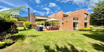 Codigo 17892. Espectacular casa ubicado en uno de los mejores condominios campestres de la sabana de Bogotá, este se caracteriza por contar con excelentes zonas verdes, senderos ecológicos, cancha múltiple, canchas de futbol y tenis y lagos. Esta moderna casa esquinera e independiente consta con 152m2 sobre un generoso lote de 587m2 cuenta con espacios amplios y cómodos para todos los integrantes de la familia. Al ingresar a la propiedad se ubica la zona de parqueo donde reposan dos espacios cubiertos y dos descubiertos enseguida de la generosa zona verde que rodea toda la casa; tras su puerta principal nos encontramos con un ambiente donde se proyecta toda la distribución de la casa. En su zona social se ubica la sala comedor con techo alto y acceso a la terraza, baño social y su cocina abierta con su correspondiente zona de lavandería y cuarto y baño de servicio. En su zona privada del primer nivel reposan dos habitaciones auxiliares con baño compartido, un family room y en el tercer nivel se encuentra una zona de estudio con terraza y la habitación principal con vista natural, vestier y baño. Adicionalmente la casa cuenta con ventaneria termoacustica y deposito. ¡Agenda tu visita ahora mismo y conoce esta excelente oportunidad de vivienda e inversión!
