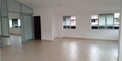 Excelente  oficina con espacios abiertos, con 2 baños,  con puntos de conexión para aires acondiconados,  cuenta con circuito cerrado de TV, vigilancia 24/7,  camaras de seguridad,  cuenta con zonas de restaurante y zona de parqueaderos para 3 vehiculos. 

Nota: Dentro del canón de arrendamiento esta incluido el IVA, la administración y el servicio de agua.
