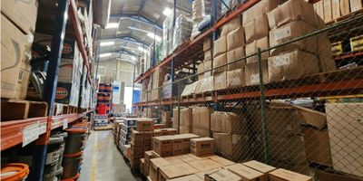 Excelente bodega en venta, con un área construida de 420 m2 m2, área libre de almacenamiento 380 m2,  altura 12 mts, área de oficinas 40 m2,  pisos de alta resistencia, con baterias de baños, cuenta con puerta camión, cuenta con una excelente ubicación en la ciudad.
