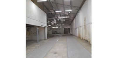 Bodega con un área construida 1028 m2, área libre de almacenmiento 900 m2 a doble altura, área de oficinas 128 m2,  pisos de alta resistencia, con baterias de baños, cuenta con puerta camión para entrada de tractomulas por la parte de atras, cuenta con bahia de parqueo para 4 vehiculos y su ingreso es independiente para el personal.
