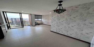 Codigo 25200. Apartaestudio en venta ubicado en Rionegro sector San AntonioApartaestudio en venta en unidad con concepto temáticoEste moderno apartamento destaca por su diseño único y la posibilidad de adaptar una segunda habitación, ideal para quienes buscan versatilidad en su espacio. Con hermosos acabados y detalles personalizados que le brindan un toque distintivo, este apartamento está ubicado en una unidad con un concepto temático innovador.Disfruta de una amplia variedad de zonas comunes y sociales, perfectas para relajarse y disfrutar del entorno. Situado en un sector de alto desarrollo y valorización, el apartamento ofrece fácil acceso a transporte y zonas comerciales, combinando comodidad y un estilo de vida moderno en un entorno que sigue creciendo.Valor administración: $220.000Descripción general: 1 habitación con closet, 2 baños, Salon - comedor, Cocina abierta integral, Zona de ropas, Balcón, Parqueadero sencillo, Cuarto útil, Red de gas y Servicios públicos.La unidad cuenta con Portería 24 horas, Lobbie, Coworking, Parque infantil, Salón de juegos para adultos, Gimnasio, Salón social, Zona de bbq, Piscina para adultos, Piscina para niños, Sauna, Turco, Jacuzzi, Zonas verdes, Zona de mascotas, Parqueadero de visitantes, Estación de carga para vehículos eléctricos y Minimercado (dentro del conjunto residencial).