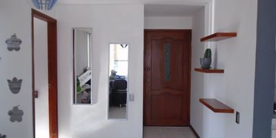 Apartaestudio en Arriendo y Venta con muy buena ubicación en Álamos de facil acceso,  cuenta con una habitacion y un baño, pisos en Cerámica, cocina integral meson en granito, estufa y calentador a gas, zona de ropas. En conjunto cerrado con un parqueadero cubierto y un cuarto util. Vigilancia y portería las 24 Horas. *Inmuebles sujetos a verificación de disponibilidad.*
