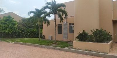 Te presentamos una amplia casa con 4 habitaciones, cada una con su baño privado, además de 2 baños adicionales. Esta propiedad ofrece comodidad y espacio, perfecta para disfrutar de un estilo de vida tranquilo y elegante. Contáctanos para más detalles y permítenos ayudarte a encontrar tu hogar ideal.