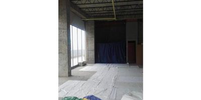 Local muy bien ubicado, esta en obra negra disponible para hacerle adecuaciones, baño, muy amplio.
