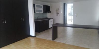 ? VENTA DE APARTAESTUDIO EN MILAN, MANIZALES ?

Detalles del Apartaestudio:

Área Privada: 37 M2
Alcobas: 1
Baños: 1
Garaje: 1
Estrato: 6
Piso: 1

Características Destacadas:

Habitación Amplia
Baño Completo
Salacomedor Integrado
Cocina Integral Equipada
Pisos en Cerámica
Balcón para Disfrutar
Ascensor Disponible
Salón Social para Eventos
Porteria para Seguridad
Garaje Privado

Descripción:

¡No pierdas la oportunidad de adquirir este espectacular apartaestudio en Milan! 

Con una superficie de 37m2, este moderno apartaestudio ofrece una habitación cómoda, un baño completo, una cocina integral equipada y una sala de estar integrada al comedor. 

Además, cuenta con balcón para disfrutar de las vistas, ascensor, salón social para eventos, porteria para mayor seguridad y garaje privado. 

Ubicado en una zona segura y exclusiva de la ciudad, cercano a zonas gastronómicas y con fácil acceso al transporte público. 

¡Contáctanos para más información y agenda tu visita hoy mismo! ??
