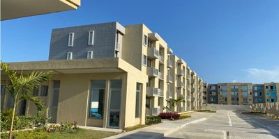 Hermoso Apartamento en Venta para estrenar ubicado en Serena del Mar cuenta con balcón con vista al mar, sala, cocina, 2 habitaciones, 2 baños, y un parqueadero/garaje.

El edificio cuenta con piscina, zona de juegos infantiles, senderos para caminar y/o correr, entre otras amenidades. No tiene ascensor.
