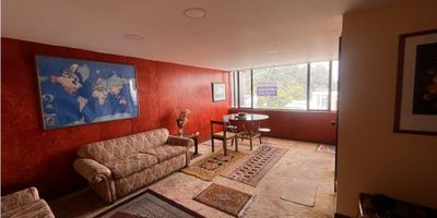 ? ¡Increíble Apartaestudio en Palermo, Manizales!

¡Descubre este magnífico apartaestudio disponible para arriendo en el prestigioso barrio de Palermo en Manizales! Con una ubicación privilegiada y comodidades excepcionales, este apartamento es ideal para aquellos que buscan confort y conveniencia en su hogar.

Características del Apartaestudio:


 Área Privada: Con una generosa área de 40 M2, este apartaestudio ofrece un espacio amplio y confortable para tu estilo de vida.
 1 Habitación: Disfruta de la privacidad y comodidad de una habitación espaciosa, perfecta para descansar y relajarte.
 2 Baños: Con dos baños completos, este apartaestudio ofrece comodidad y conveniencia para ti y tus invitados.
 Cocina Semi Integral: Prepara tus comidas favoritas en la cocina semi integral, equipada con todo lo necesario para tus necesidades culinarias.
 Zona de Lavandería: Realiza tus tareas de lavandería de manera conveniente en la zona de ropas del apartamento.
 Piso en Cerámica: Los pisos en cerámica ofrecen durabilidad y fácil mantenimiento, perfectos para el uso diario.
 Ascensor: Accede fácilmente al apartamento desde el piso 5 gracias al ascensor disponible en el edificio.
 Zona Residencial: Ubicado en un tranquilo y seguro barrio residencial, este apartaestudio ofrece un ambiente acogedor y familiar.


Amenidades del Entorno:


 Cercanía al Transporte Público: Con acceso cercano al transporte público, disfrutarás de una excelente conectividad con otras partes de la ciudad.
 Zona Residencial Exclusiva: Palermo es conocido por su ambiente exclusivo y su proximidad a una variedad de servicios y comodidades.


¡No pierdas la oportunidad de vivir en este lujoso apartaestudio en Palermo! 


 

¡Contáctanos hoy mismo para más detalles y para programar una visita! ??
