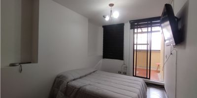 En la hermosa ciudad de Manizales, en el departamento de Caldas, se encuentra disponible para alquiler un increíble apartaestudio amoblado de 54 M2. Esta propiedad cuenta con un área de terreno, construida y privada de la misma medida, convirtiéndola en una opción práctica y cómoda para aquellos que buscan un espacio acogedor en un lugar tranquilo.

El apartamento cuenta con una amplia alcoba, ideal para descansar después de un día de trabajo o estudio. Además, está equipado con 1 baño y cuenta con todas las comodidades para garantizar una estancia agradable. Entre estas características, destacan el mobiliario moderno y funcional, el armario empotrado, el baño auxiliar y el calentador para brindar agua caliente en todo momento.

Su excelente ubicación en una zona residencial y comercial permite un fácil acceso a través de calles pavimentadas y cercanía a centros comerciales, colegios, universidades y opciones de transporte público. Además, cuenta con una hermosa terraza que brinda una impresionante vista de la ciudad y un lugar perfecto para relajarse al aire libre.

Si buscas un apartaestudio amoblado y con todo lo necesario para una vida cómoda en Manizales, esta es sin duda una excelente opción para ti. ¡No esperes más y contáctanos para visitar esta propiedad que no estará disponible por mucho tiempo!


