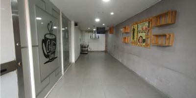 Te presento este excelente local disponible para arrendar en Lleras, Manizales, una de las ciudades más prósperas de Colombia ubicada en el departamento de Caldas. Este inmueble de 35 M2 es una oportunidad única para establecer tu negocio.

Este amplio local cuenta con 1 baño y cocineta, ideal para ofrecer comodidad a tus clientes y empleados. 

Entre las características internas, podrás disfrutar del sistema de gas domiciliario para reducir los costos de servicios públicos y contar con un ambiente más seguro y limpio. El suelo de cerámica le da un toque elegante y moderno al espacio, ideal para cualquier tipo de negocio.

Además de sus características internas, este inmueble también ofrece beneficios externos que lo hacen aún más atractivo. El acceso pavimentado facilita la llegada y salida de tus clientes y proveedores, a la vez que brinda una excelente imagen a tu negocio.

No dejes pasar esta oportunidad de alquilar un local en una ubicación estratégica, con todas las comodidades necesarias y un entorno ideal para el crecimiento de tu negocio. ¡Contáctanos hoy mismo para conocer más detalles y agendar una visita!


