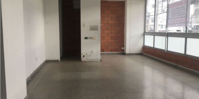 ¡Amplio y Moderno Local Comercial en Arriendo - La Estrella, Manizales!

¿Buscas un espacio ideal para tu negocio en una zona estratégica de La Estrella?

¡No busques más! Este amplio y moderno local comercial de 205 m² en arriendo es la oportunidad perfecta para ti.

Ubicación Privilegiada:

Ubicado en el corazón de La Estrella, este local goza de una ubicación privilegiada, con alto flujo peatonal y vehicular, lo que lo convierte en el lugar ideal para impulsar tu negocio.

Amplios Espacios y Comodidades:

Con 205 m² de área privada, este local ofrece el espacio perfecto para acomodar cómodamente tu negocio, ya sea una tienda, restaurante, oficina o cualquier otro tipo de actividad comercial. Además, cuenta con 2 baños modernos y funcionales, para mayor comodidad de tus clientes y empleados.

Características Destacadas:


 Piso en cerámica de alta calidad, para un ambiente elegante y duradero.
 Zona de parqueo para mayor comodidad de tus clientes.
 Garaje descubierto para un vehículo.
 Ubicado en el primer piso, con fácil acceso para todos.
 Ubicado al lado del supermercado SEP, lo que te brinda mayor visibilidad y potencial de clientes.


Estrato 5:

Este local se encuentra ubicado en un sector de estrato 5, lo que significa que goza de un entorno seguro y exclusivo, ideal para negocios que buscan proyectar una imagen profesional.

¡No pierdas esta oportunidad de establecer tu negocio en un local moderno, amplio y estratégicamente ubicado en La Estrella!

Contáctanos hoy mismo para programar una visita y conocer más sobre este local comercial en arriendo.



¡Tu negocio merece un espacio ideal!
