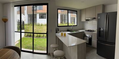 Casa campestre en arriendo en La Florida, Villamaría

Ideal para familias que buscan un refugio moderno con espacios bien distribuidos en un entorno natural. Esta vivienda de dos niveles ofrece confort y funcionalidad a pocos minutos de la ciudad.

Descripción de la propiedad

Con 95 m2 construidos sobre un terreno de 100 m2, la casa dispone de sala comedor que se integra con la cocina integral equipada. En el segundo nivel hay tres habitaciones con clóset, incluyendo la principal con baño privado, y un estudio que brinda un área versátil para trabajo o descanso. Los pisos en cerámica y mármol aportan elegancia, mientras el balcón, la terraza y el patio ofrecen espacios abiertos para el esparcimiento.

Descripción del entorno y acceso

Ubicada en conjunto cerrado de estrato 4, la propiedad incluye garaje descubierto y zona de parqueo adicional. El conjunto cuenta con portería, vigilancia, salón social, canchas de juegos y piscina para el disfrute de los residentes. El acceso pavimentado y las zonas verdes circundantes aseguran tranquilidad y buena conectividad.

Contáctanos

Escríbenos por WhatsApp para recibir más información y coordinar tu visita
Nuestro equipo te acompañará en cada paso para hacer de este espacio campestre tu próximo hogar.


 
