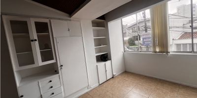 ¡Excelente Oportunidad de Arriendo en Manizales - Local en Palermo!

Si estás buscando el lugar perfecto para establecer tu negocio en la vibrante ciudad de Manizales, ¡no busques más! Tenemos la oportunidad ideal para ti: un excelente local en Palermo que ofrece todo lo que necesitas para hacer crecer tu empresa y alcanzar el éxito. 

Detalles Destacados


 Área Privada: 24 M2
 Baños: 1
 Estrato: 6
 Piso: 2


Este local en Palermo cuenta con una distribución inteligente que aprovecha al máximo cada metro cuadrado. Con una cocina sencilla y un baño completo, ofrece un espacio versátil y funcional que se adapta a una amplia variedad de negocios y usos comerciales.

Ubicación Estratégica

Situado en el barrio de Palermo, este local disfruta de una ubicación privilegiada cerca de una variedad de servicios y comodidades. Con acceso a centros comerciales, centros médicos, colegios y universidades cercanos, así como a una amplia gama de zonas deportivas y verdes, garantiza una experiencia de vida y trabajo vibrante y conveniente.

Comodidades Adicionales

Además de sus impresionantes características, este local ofrece una serie de comodidades adicionales para mejorar tu experiencia. Con acceso a agua, balcón, clósets, doble ventana, electricidad y suelo de cerámica/mármol, garantiza un ambiente cómodo y acogedor para tus clientes y empleados.

¡Hazlo Tuyo Hoy Mismo!

No pierdas la oportunidad de establecer tu negocio en este excelente local en Palermo. 


¡Contáctanos ahora para programar una visita y descubrir todas las maravillas que este increíble lugar tiene para ofrecer!
