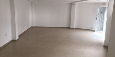 ? ¡Local para arrendar en La Estrella | Arriendos en Manizales!

Aprovecha la oportunidad de establecer tu negocio en este práctico y accesible local ubicado en el reconocido sector de La Estrella, Manizales. Perfecto para diferentes tipos de comercio gracias a su ubicación estratégica.

? Espacios Cómodos: Con un área de 49 m², este local en el primer piso cuenta con una distribución eficiente y accesible para todo tipo de clientes.

? Comodidades del Local: El local incluye un baño con puerta amplia, adaptado para el ingreso de sillas de ruedas, garantizando accesibilidad para todas las personas.

? Servicios: Cuenta con servicios de agua, electricidad y gas domiciliario, proporcionando todas las facilidades necesarias para operar tu negocio sin inconvenientes.

? Ubicación y Acceso: Situado en una zona estratégica con acceso pavimentado y rampa para discapacitados, el local está cerca de centros comerciales, colegios, universidades y cuenta con parqueadero para visitantes. Además, tiene fácil acceso a transporte público.

? Características Adicionales: El local tiene suelo de cerámica/mármol, lo que facilita su limpieza y mantenimiento.

¡No pierdas la oportunidad de establecer tu negocio en este excelente local en La Estrella, Manizales! Contáctanos hoy mismo para más información y para programar una visita.



¡Haz crecer tu negocio en una ubicación privilegiada!
