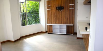 ¡Tu Hogar Ideal en Conjunto Residencial CHINCHINA te Espera! ?

Descubre esta preciosa casa en venta ubicada en el exclusivo conjunto residencial de CHINCHINA. Con una ubicación privilegiada y todas las comodidades que necesitas, esta propiedad es perfecta para ti y tu familia. ¡No pierdas la oportunidad de hacerla tuya!

Detalles de la Casa:


 Área Terreno: Con un generoso terreno de 89 metros cuadrados, tendrás espacio suficiente para tus actividades al aire libre.
 3 Alcobas: Disfruta de tres acogedoras habitaciones, cada una con su propio closet, ofreciendo privacidad y comodidad para todos los miembros de la familia.
 3 Baños: Con tres baños completos, olvídate de las esperas matutinas y disfruta de la comodidad en todo momento.
 Garaje Incluido: La casa cuenta con un garaje para que puedas estacionar tu vehículo con total seguridad y comodidad.
 Cocina Integral: Prepara deliciosas comidas en la cocina integral, equipada con todo lo necesario para tus aventuras culinarias.
 Zona de Lavado: Con zona de lavado interior, tendrás todo lo necesario para mantener tu ropa impecable en todo momento.
 Área Social: Disfruta de un área social perfecta para compartir momentos especiales con tus seres queridos.
 Patio con Zona Verde: Relájate y disfruta del aire libre en el patio con zona verde, ideal para actividades al aire libre y momentos de tranquilidad.
 Excelentes Acabados: Con pisos en cerámica y acabados de alta calidad, esta casa está diseñada para ofrecerte el máximo confort y estilo.
 Bien Iluminada y Amplia: Gracias a su excelente distribución y amplios espacios, esta casa es luminosa y espaciosa, creando un ambiente acogedor y confortable para toda tu familia.


¡Haz de Esta Casa tu Nuevo Hogar!

No esperes más para dar el paso hacia la vida que siempre has soñado. ¡Contáctanos hoy mismo para más detalles y agenda una visita! Esta preciosa casa en conjunto residencial CHINCHINA te está esperando para que la hagas tuya y comiences u