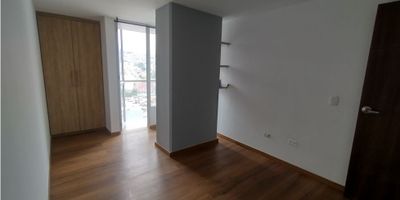 Casa con renta en Villamaría Caldas

Oportunidad para inversionistas que buscan combinar vivienda y flujo de renta en una propiedad de 370 m2 privados en estrato 3. Esta casa con renta ofrece una vivienda principal y tres unidades adicionales que aseguran ingresos constantes.

Descripción de la propiedad

La vivienda principal cuenta con cuatro alcobas amplias, un baño auxiliar, biblioteca de estudio, admite mascotas, suelos en cerámica y mármol y tres closets empotrados. El apartaestudio incluye sala comedor, cocina, alcoba independiente y baño, con renta de 400 000 pesos. Un local con cocina y baño genera 500 000 pesos de renta y otro local de un ambiente aporta 300 000 pesos mensuales. El patio amplio complementa la funcionalidad del conjunto.

Descripción del entorno y acceso

Ubicada en zona residencial y comercial de Villamaría, la casa dispone de acceso pavimentado, parques cercanos y comercio local a pocos pasos, lo que facilita la movilidad y el confort diario.

Contáctanos

Escríbenos por WhatsApp para agendar tu visita y conocer todos los detalles. Nuestro equipo te brindará atención cercana y ágil.


 
