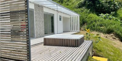 ? Venta de Espectacular Casa Campestre en San Bernardo del Viento, Manizales - ¡Su Refugio de Tranquilidad y Confort!

Descubra el oasis perfecto para vivir en armonía con la naturaleza en esta hermosa casa campestre en venta por San Bernardo del Viento, Manizales. Con una ubicación privilegiada y una arquitectura moderna, esta propiedad ofrece una combinación única de espacios verdes, comodidades excepcionales y un diseño funcional para disfrutar al máximo de la vida.

Características destacadas:


 Área Terreno: 2160 metros cuadrados
 Construcción: Tres alcobas y cinco baños
 Diseño Moderno: Cocina integral con barra estilo americano y pisos de porcelanato
 Comodidades: Baño auxiliar, baño en habitación principal y habitación de servicio
 Admite Mascotas: Ideal para quienes tienen compañeros peludos


Esta propiedad ofrece un estilo de vida exclusivo con una amplia gama de comodidades, incluyendo:


 Jacuzzi para momentos de relajación y entretenimiento
 Amplio patio para reuniones familiares y eventos al aire libre
 Acceso a áreas turísticas y servicios urbanos cercanos


Además, con un garaje y parqueadero para visitantes, así como portería y recepción, la seguridad y el control de acceso están garantizados.

¡No pierda la oportunidad de hacer realidad sus sueños de vivir en la hermosa ciudad de Manizales! 

Contáctenos ahora mismo para obtener más información y agendar una visita a esta espectacular casa ubicada en una urbanización cerrada y en una zona residencial exclusiva. 

¡No dude más, esta casa podría ser su nuevo hogar!



 
