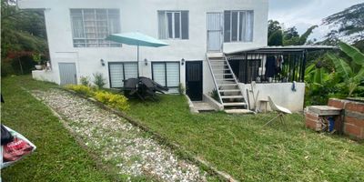 ? ¡Gran Oportunidad! Apartaestudio Loft en Neira, Caldas ?

¡No dejes pasar esta increíble oportunidad de adquirir un apartaestudio tipo loft en Neira, Caldas, a un precio inigualable!

? Detalles del Apartaestudio:


 Área Privada: 65 M2
 Alcobas: 1
 Baños: 1
 Estrato: Rural
 Piso: 1


? Características Destacadas:


 Diseño Loft: Disfruta de un ambiente único con un diseño tipo loft que maximiza el espacio y la luminosidad.
 Amplio Espacio: Con 65 metros cuadrados, este apartaestudio ofrece un amplio espacio para vivir cómodamente.
 Cocina Semi Integral: Equipada con cocina semi integral para tu comodidad en la preparación de tus alimentos.
 Zona de Ropas y Patio: Incluye zona de ropas y un patio para disfrutar del aire libre.
 Comodidades Adicionales: Además, cuenta con garaje descubierto, piscina y jacuzzi para tu entretenimiento y relax.
 Gas Natural y Terreno para Siembra: Aprovecha el gas natural y el terreno de 50 metros cuadrados disponible para siembra o tus proyectos agrícolas.


? ¡Este acogedor apartaestudio amoblado te espera para que lo conviertas en tu nuevo hogar! Importante: ¡No incluye nevera ni televisor! ??


 

? ¡Contáctanos hoy mismo para más información y agenda tu visita para conocer este magnífico apartaestudio en Neira, Caldas! ?
