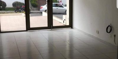 ? LOCAL para arrendar en Palermo | Arriendos en Manizales

¡Descubre el espacio perfecto para tu negocio en el prestigioso barrio de Palermo, Manizales! Este local comercial es ideal para emprendedores y pequeños negocios que buscan una ubicación estratégica y accesible.

? Espacios Funcionales: Con un área de terraza de 14 m², este local ofrece un espacio cómodo y bien distribuido. Cuenta con un nivel, un baño y una cocina sencilla, todo diseñado para facilitar la operatividad de tu negocio.

?️ Comodidades del Local: El piso en cerámica/mármol proporciona un ambiente elegante y fácil de mantener. La cocina sencilla es ideal para negocios que requieren una preparación básica de alimentos o un área de soporte.

? Ubicación y Accesibilidad: Situado en una zona comercial con acceso pavimentado, el local está rodeado de centros comerciales, parques y otras áreas urbanas, lo que garantiza un flujo constante de clientes potenciales. La proximidad a zonas urbanas y comerciales asegura una excelente visibilidad y accesibilidad para tu negocio.

? Servicios y Conectividad: El local cuenta con todos los servicios básicos, incluyendo agua y electricidad, garantizando un entorno cómodo y funcional para cualquier tipo de comercio.

? Entorno y Ventajas: Ubicado en Palermo, uno de los barrios más reconocidos de Manizales, este local te ofrece la oportunidad de posicionar tu negocio en una zona de alto tránsito y crecimiento. La terraza proporciona un espacio adicional que puede ser utilizado para diferentes propósitos, mejorando la experiencia de tus clientes.

¡No pierdas la oportunidad de establecer tu negocio en un local con una ubicación privilegiada y todas las comodidades necesarias! Contáctanos hoy mismo para más información y para programar una visita.


 
