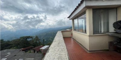 Se vende espectacular apartamento duplex en Villa pilar. Consta de 2 habitaciones, 1 baño, salacomedor, cocina integral, pisos en ceramica,  zona de ropas, garaje, terraza con vista panoramica, en conjunto cerrado, con porteria, muy iluminado y con excelentes acabados.  Con excelente ubicacion en zona muy segura y tiene facil acceso a transporte publico.
 
