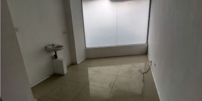 ? ¡Local Comercial en Arriendo en Alta Suiza, Manizales! ?

Aprovecha la oportunidad de establecer tu negocio en este espacioso local comercial, estratégicamente ubicado en Alta Suiza, una de las zonas más transitadas y comerciales de Manizales. Ideal para oficinas o negocios que requieren amplios espacios.

? Espacios Amplios: Con un área de terreno de 125 m², este local de dos niveles cuenta con una distribución versátil que incluye cuatro oficinas, dos espacios amplios y tres baños, ofreciendo un entorno perfecto para diversas actividades comerciales.

?️ Comodidades del Local: El local cuenta con 2 armarios, una bodega y suelos en cerámica/mármol que brindan un toque profesional y son fáciles de mantener. El acceso pavimentado facilita la llegada de clientes y proveedores.

? Acceso y Ubicación: Situado en una zona con acceso pavimentado y cercana a parques y transporte público, este local ofrece una ubicación estratégica para maximizar la visibilidad y accesibilidad de tu negocio.

? Características Adicionales: La ubicación del local en el primer piso garantiza un fácil acceso. Cabe destacar que este local no está adecuado para negocios de comidas, lo que lo hace ideal para oficinas, tiendas o servicios que requieran un espacio amplio y bien distribuido.

¡No pierdas la oportunidad de llevar tu negocio al siguiente nivel con este excelente local en Alta Suiza, Manizales! Contáctanos hoy mismo para más información y para programar una visita.

¡Establece tu negocio en el corazón comercial de Alta Suiza!


 
