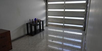 Esta hermosa casa comercial para alquiler se encuentra ubicada en Chipre, Manizales, una de las ciudades más prósperas y atractivas de Colombia. Con un área total de 125.86 m2 y una construcción de 199.77 m2, esta propiedad tiene el espacio y la comodidad perfecta para una familia numerosa o para aquellos que prefieren un amplio espacio para vivir.

La casa cuenta con 6 alcobas, 4 clósets, 3 baños, un garaje, cocina integral, 3 niveles, gas, calentador patio y zona de ropas.

Una ventaja de esta propiedad que además cuenta con bodega de 3m, garaje con puerta eléctrica, ideal para empresas, espacio para archivo, patio con posibilidad de techarse para ganar más área de trabajo o crear bodega de 35m2 (que es el metraje del patio)

En cuanto a las características externas, la propiedad se encuentra en un acceso pavimentado, lo que garantiza un fácil acceso en cualquier tipo de vehículo. 

Esta casa / local comercial para arrendar en Manizales es la oportunidad perfecta para tener tu empresa en una ciudad próspera y con todas las comodidades que necesitas. No esperes más para disfrutar de esta maravillosa propiedad en una zona residencial tranquila y rodeada de zonas deportivas y verdes.

¡Contáctanos hoy mismo para más información!


