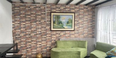 Casa de 6 habitaciones en Manizales

Descubre una oportunidad única de inversión en esta espaciosa casa de 6 habitaciones en la zona de Lusitania, Manizales. Con una generosa área de 72 m² en el primer apartamento y 128 m² en segundo apartamento, esta propiedad ofrece no solo un hogar sino también ingresos adicionales gracias a sus unidades independientes listas para ser arrendadas.

El interior de la casa principal cuenta con 6 habitaciones y 3 baños, proporcionando espacio más que suficiente para una familia numerosa. Los detalles como clósets, cocina integral, vista panorámica y una zona de lavandería en la terraza que agrega funcionalidad a la rutina diaria.

Casa con renta en Lusitania

Además, esta propiedad cuenta con unidades adicionales que pueden generar ingresos significativos.


 Un apartamento de 2 alcobas con sala comedor, baño, cocina semiintegral y patio de ropas.
 Un apartamento con 4 alcobas, sala comedor, 2 baños, cocina integral y terraza.


La ubicación estratégica en una zona residencial, con acceso a áreas turísticas, colegios/universidades y transporte público cercano, hace de esta propiedad una inversión inteligente tanto para vivir como para obtener ingresos adicionales.

¡No pierdas la oportunidad de explorar esta propiedad versátil en Lusitania y asegurar tu futuro financiero!



Toca aquí para hablar con nuestro equipo

 

¿Eres inversionista y deseas conocer la rentabilidad de este inmueble?

? Toca aquí para enviarnos un mensaje hoy
 
