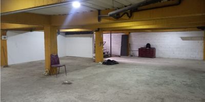 Bodega de 170 m2 en Villamaría, Caldas

Oportunidad para inversionistas que buscan un activo rentable y de alta demanda en estrato 3. Esta bodega de 170 m2 está rentada por 1.800.000 mensuales y acepta permuta. Su ubicación estratégica garantiza visibilidad y flujo constante.

Descripción de la propiedad

La nave de 170 m2 cuenta con piso en cemento de alta resistencia y un baño auxiliar. Se entrega con inquilino vigente, lo que asegura ingresos desde el primer momento. Además, la aceptación de permuta ofrece flexibilidad en la operación.

Descripción del entorno y acceso

Ubicada cerca del cuerpo de bomberos y de zonas deportivas, comerciales y residenciales, goza de acceso pavimentado y transporte público cercano. El entorno mixto potencia la demanda y la valorización de tu inversión.

Contáctanos

Escríbenos por WhatsApp para recibir más información, agendar tu visita y conocer las condiciones de permuta.
En Inmobiliaria Castro Rosero te asesoramos para optimizar tu inversión.
