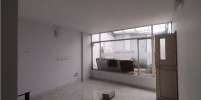 En el barrio Lleras, Manizales, cerca al Hospital, se encuentra un amplio y acogedor local comercial disponible para alquilar. Con una ubicación privilegiada, rodeado de una zona residencial y comercial, este inmueble de 220 M2 es perfecto para emprendedores que buscan establecer su negocio en una de las mejores zonas de la región.

Construido con materiales de alta calidad, este local cuenta con 5 amplias alcobas que brindan un espacio cómodo y versátil para adaptarlo a las necesidades de tu negocio. Además, cuenta con 2 baños completos que garantizan comodidad y privacidad tanto para ti como para tus clientes.


 Cuenta con gas domiciliario
 Cocina sencilla
 Patio
 5 alcobas
 2 baños


Finalmente, su ubicación en una zona comercial y residencial te brinda una versatilidad única. Por un lado, tendrás una amplia oferta de comercios y servicios a tu disposición, lo que puede ser atractivo para tus clientes. Por otro lado, también podrás disfrutar de un ambiente tranquilo y seguro para ti y tus empleados.


 Ideal para oficinas, IPS, consultorios


No pierdas la oportunidad de establecer tu negocio en este moderno y completo local en Manizales. ¡Contáctanos para obtener más información y agendar una visita!


