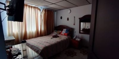 Tu refugio familiar en Baja Leonora: Amplia casa de 4 habitaciones con vista panorámica

Disfruta del espacio y la comodidad que siempre has deseado en esta amplia casa de 270 m² en Baja Leonora, Manizales.

Tu refugio familiar te ofrece:


 4 habitaciones: Amplias y luminosas para el descanso de toda la familia.
 2 baños: Modernos y funcionales para tu rutina diaria.
 Sala comedor: Amplia e iluminada para compartir momentos especiales.
 Cocina integral: Equipada para que explores tu creatividad culinaria.
 Balcón: Ideal para disfrutar del aire fresco y las vistas panorámicas.
 Terraza: Un espacio adicional para tu esparcimiento.
 Zona de lavandería: Práctica para tus tareas del hogar.
 Pisos de cerámica/mármar: Elegantes y de fácil mantenimiento.
 Armarios empotrados: Maximiza el espacio de almacenamiento.
 Se admiten mascotas: Para que toda la familia sea feliz.


Amenidades para tu disfrute:


 Parqueadero de visitantes: Para la comodidad de tus invitados.
 Parques cercanos: Áreas verdes para disfrutar del aire libre.
 Zonas deportivas: Mantente activo y en forma.
 Zonas verdes: Relájate en un ambiente natural.
 Centros comerciales: Encuentra todo lo que necesitas a pocos pasos.
 Colegios/universidades: Educación de calidad para tus hijos.
 Transporte público cercano: Fácil acceso a la ciudad.
 Zona comercial: Diversidad de tiendas y servicios a tu alcance.
 Zona industrial: Oportunidades laborales cerca de casa.
 Zona infantil: Diversión para los más pequeños.
 Zona residencial: Tranquilidad y seguridad para tu familia.


Ubicación estratégica:


 Barrio Baja Leonora: Tranquilo y seguro.
 Estrato 4: Nivel socioeconómico medio alto.
 Sobre vía principal: Fácil acceso y conectividad.
 Cerca de: Colegios, universidades, parques, zonas verdes y centros comerciales.


Esta casa es ideal para:


 Familias numerosas que buscan un espacio amplio y cómodo.
 Personas que valoran la tranquilidad y la seguridad.
 Inversion