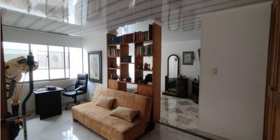 Vendo apartamento en Versalles, Manizales (Por Confa de la 50)

Imagina tu nuevo hogar: Un espacio amplio, luminoso y lleno de detalles que te brindarán comodidad y bienestar. Este apartamento en Versalles, Manizales, es tu oasis urbano ideal para disfrutar de una vida tranquila y llena de posibilidades.

Descubrirás:


 126 m² de espacio: Distribuidos en 3 amplias habitaciones, 2 baños completos y zonas comunes diseñadas para tu comodidad.
 Un refugio para la familia: Descansen en las 3 habitaciones, cada una con su propio espacio y privacidad. Los 2 baños completos te brindarán comodidad y funcionalidad en tu día a día.
 Detalles que te encantarán: Disfruta de la calidez de la chimenea en los días fríos, organiza tu biblioteca en el espacio dedicado, y prepárate deliciosas comidas en la cocina integral con gas domiciliario.
 Comodidad en cada rincón: Suelo de cerámica/mármol para mayor elegancia y facilidad de limpieza, closets para organizar tus pertenencias, calentador para agua caliente siempre disponible, y citófono/intercomunicador para tu seguridad.
 Ubicación privilegiada: Vive en el exclusivo sector de Versalles, cerca de Confa de la 50, colegios, universidades, parques, zonas verdes y transporte público.
 Un oasis de tranquilidad: Disfruta del aire fresco en la terraza, relájate en las zonas comunes o pasea por los alrededores con la seguridad de la portería/recepción y la vigilancia permanente.


Este apartamento es perfecto para:


 Familias que buscan un espacio amplio y cómodo para crecer.
 Parejas que desean disfrutar de una vida tranquila y con estilo.
 Profesionales que valoran la ubicación estratégica y la seguridad.


No pierdas la oportunidad de convertir este oasis urbano en tu nuevo hogar.

 

¡Contáctanos hoy mismo para agendar una visita!

Te esperamos para que conozcas tu oasis urbano.



#ventadeapartamento #versalles #manizales #hogar #familia #tranquilidad #estilo #seguridad #inversion #col