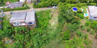 Vendo lote en San Peregrino, vereda Tabor, Cerca a Manizales

☑ Topografía semi - inclinada
☑ Escritura pública
☑ Accesp a servicios públicos
☑ Al borde de la carretera en la vereda Tabor

Ubicado en Manizales, Caldas, se encuentra un hermoso lote de 185 m2 que ofrece lo mejor de la zona. Con vista a un hermoso bosque nativo, está a solo un paso de la zona urbana. Pero además, las vistas a las zonas verdes proporcionan tranquilidad y relajación, al igual que disfrutar de la zona campestre. El lote mide 185 m2, de los cuales 185 m2 están destinados para una construcción privada.

Las posibilidades de construir una residencia en esta ubicación son ilimitadas. Está rodeada de áreas verdes, con una hermosa vista, que ofrece una buena calidad de vida a quienes ahí residan. Serían perfectas para construir un hogar en un lugar lleno de tranquilidad, sin dejar de disfrutar de todas las comodidades que ofrece la civilización.

No solo es una compra excelente para quienes quieran vivir plácidamente lejos de la ciudad, es también una oportunidad de inversión. El mercado inmobiliario de Manizales, Caldas, es conocido por su estabilidad y rentabilidad, por lo que comprar este lote podría ser una excelente decisión tanto a corto como a largo plazo.

 

? Toca aquí para contactarnos
