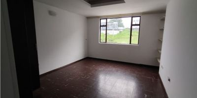 ? ¡Amplia Casa en Arriendo en La Rambla, Manizales! ?

Disfruta de la comodidad y el espacio en esta hermosa casa de tres niveles ubicada en una de las zonas más exclusivas de Manizales. Ideal para familias que buscan un hogar espacioso y bien ubicado.

? Espacios Amplios y Funcionales: Con un área construida de 225 m², esta casa ofrece una distribución amplia y cómoda que incluye 3 habitaciones con clósets y 2 baños completos.

?️ Comodidades de la Casa: La casa cuenta con una sala y comedor amplios, perfectos para reuniones familiares. La zona de ropas y el patio sin techar proporcionan espacios funcionales para la vida diaria. Además, la cocina semi-integral está equipada con todo lo necesario para preparar tus comidas favoritas.

? Estacionamiento y Seguridad: La propiedad incluye un garaje cubierto, proporcionando protección y seguridad para tu vehículo. La casa también cuenta con doble ventana, ofreciendo un mejor aislamiento acústico y térmico.

? Ubicación y Acceso: Situada en La Rambla, una zona de estrato 6 con acceso pavimentado, esta casa está cerca de centros comerciales, colegios, universidades y un centro médico, ofreciendo todas las comodidades necesarias a tu alcance. La ubicación estratégica también ofrece fácil acceso a transporte público y a las principales vías de la ciudad.

? Características Adicionales: La casa cuenta con servicios de agua, electricidad y gas domiciliario. Los suelos de cerámica y mármol añaden un toque elegante y moderno al espacio.

¡No pierdas la oportunidad de vivir en una casa amplia y bien ubicada en La Rambla, Manizales! Contáctanos hoy mismo para más información y para programar una visita. ??


