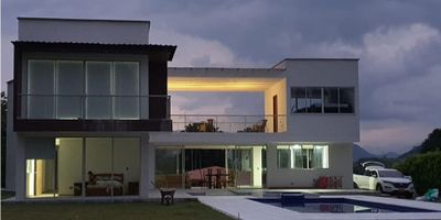 Descripción General
Se vende una hermosa finca en Santágueda, Palestina. Con un área privada de 328 m², esta propiedad ofrece un entorno campestre con todas las comodidades modernas. Es ideal para quienes buscan un hogar espacioso y seguro en una ubicación privilegiada.

Espacios y Distribución
La finca cuenta con 5 habitaciones y 4 baños, distribuidos de manera que maximizan el confort y la funcionalidad. Incluye una amplia sala, comedor y una cocina integral equipada. Los acabados son de alta calidad, con pisos en madera que añaden calidez al ambiente.

Características Adicionales
La propiedad cuenta con armarios empotrados, un balcón con vistas panorámicas, y una zona de lavandería práctica. Además, ofrece un garaje y parqueadero para visitantes. La finca está equipada con gas domiciliario y un calentador.

Ubicación y Entorno
Situada en una zona campestre y residencial, la finca está cerca de la zona urbana y ofrece fácil acceso al transporte público. La propiedad está rodeada de zonas verdes y árboles frutales, proporcionando un ambiente natural y relajante.

Beneficios Extra
La finca dispone de portería 24 horas, lo que garantiza seguridad y tranquilidad. Además, cuenta con una piscina, perfecta para disfrutar de momentos de esparcimiento y relax en un entorno seguro y privado.

Esta finca es una excelente oportunidad para quienes buscan una propiedad con amplios espacios, excelentes acabados y un entorno campestre, pero cerca de todas las comodidades urbanas.


