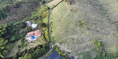 Este extraordinario lote para vender ubicado en Santágueda, Caldas, es único en su género y con características que lo hacen irresistible para cualquiera. Consta de un área terreno de 2500 m2, un área construida de 2500 m2 y un área privada de 2500 m2.

Además de su tamaño, este lote destaca por los hermosos bosques nativos, áreas turísticas y zonas verdes que lo rodean. Una visita al sitio mostrará las impresionantes vistas de la zona campestre y la zona de camping para que pueda disfrutar de la naturaleza al máximo. Además, árboles fruitales añadirán toques exóticos a la zona para la mayor satisfacción de los visitantes.

Este lote es ideal para aquellos que quieren disfrutar de la tranquilidad natural rodeada por una decepcionante belleza. Con la oportunidad de vivir o trabajar ahí, este pedazo de tierra seguramente no pasará inadvertido por mucho tiempo. No esperes más y adquiere el lote ideal en el pueblo de Manizales, Caldas.

? Toca aquí para contactarnos.
