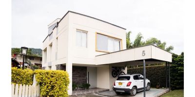 ? Venta de Casa en La Florida, Manizales - ¡Tu Hogar Ideal en un Entorno Natural y Confortable!

Descubre esta hermosa casa en venta en La Florida, Manizales, que te ofrece la oportunidad de vivir en un entorno tranquilo y rodeado de naturaleza. Con un diseño moderno y comodidades excepcionales, esta propiedad es el lugar perfecto para disfrutar de la vida al máximo.

Características destacadas:


 Área Construida: 210 M2
 Área Terreno: 500 M2
 Área Privada: 500 M2
 Habitaciones: 3
 Baños: 3
 Garaje: 2
 Estrato: 4
 Pisos: 2


Esta encantadora casa cuenta con:


 Amplia sala de estar con balcón y vista panorámica.
 Tres cómodas habitaciones, cada una con su propio baño.
 Estudio o biblioteca para trabajar o estudiar desde casa.
 Cocina integral equipada con todos los electrodomésticos necesarios.
 Zona de lavandería para tu comodidad.
 Pisos de cerámica/mármol que brindan un ambiente elegante y fácil de limpiar.


Además, el conjunto cerrado ofrece una amplia variedad de comodidades, incluyendo:


 Zona social con áreas turísticas y espacios para barbacoa.
 Canchas de baloncesto y fútbol para disfrutar del deporte.
 Jardín con bosque nativo y zonas verdes para relajarse.
 Garaje y parqueadero de visitantes para mayor comodidad.


Con su excelente ubicación en un entorno campestre y residencial, esta casa en La Florida es el lugar perfecto para disfrutar de una vida tranquila y confortable junto a tu familia.

¡No pierdas la oportunidad de convertir esta casa en tu nuevo hogar! Contáctanos ahora mismo para más información y para agendar una visita. 

¡Estamos aquí para ayudarte a hacer realidad tus sueños en La Florida, Manizales!



También te puede interesar: 

Toca estos enlaces para conocer otras opciones de Casas Campestres disponibles en castrorosero.com

Casa Campestre en venta en Manizales

Se vende Casa Campestre en Palestina

Comprar Casa Campestres en Neira

Casa Campestre para vender en Villamaría

Vendo Casa Campestre e