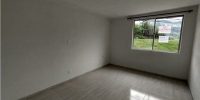 ? Arriendo Casa en Castilla, Manizales | Arriendos Manizales

Explora esta amplia y versátil casa en el sector de Castilla, ideal tanto para uso residencial como comercial. Ubicada estratégicamente frente al terminal, ofrece comodidad y accesibilidad.

? Amplios Espacios: Con un área privada de 72 m², esta casa se distribuye en tres niveles, ofreciendo un total de 8 habitaciones, dos de ellas con baño privado. Los espacios están diseñados para brindar confort y funcionalidad, tanto para vivir como para actividades comerciales.

?️ Comodidades: La casa cuenta con una cocina semi integral, zona de ropas y un garaje. Los cinco baños, tres de ellos con ducha eléctrica, aseguran comodidad para todos los residentes o usuarios.

? Accesibilidad y Seguridad: Ubicada frente al terminal, la casa tiene fácil acceso a transporte público y está cercana a parques, ofreciendo un entorno seguro y conveniente.

? Características Adicionales: Equipado con todas las facilidades modernas, incluyendo agua, electricidad, gas domiciliario, y suelos de cerámica/mármol. La propiedad también cuenta con acceso pavimentado y está ubicada en una zona exterior, brindando mayor tranquilidad y privacidad.

¡No pierdas la oportunidad de rentar esta espaciosa casa en Castilla, Manizales! Perfecta para adaptarse a tus necesidades residenciales o comerciales. Contáctanos hoy mismo para más información y para programar una visita.


 
