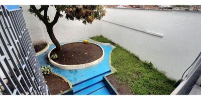 En el histórico y emblemático barrio Prado de Medellín, tiene a su disposición esta tradicional casa, en alta mixtura, donde podrá desarrollar su proyecto comercial. Hoy Prado le apuesta al resurgimiento con una variada oferta gastronómica, cultural y de servicios en general.
