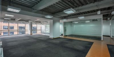Arriendo Oficina amoblada con área. de 412m2, en  tercer  piso , Está situado en punto estratégico del barrio el chico. Cuenta con espacio abierto, vista exterior, 11 oficinas cerradas iluminación natural y 9 parqueaderos, lobby de doble altura dos ascensores de 10 pasajeros, planta eléctrica de suplencia total, equipo de presión constante, 1 sala de juntas, y cocineta para uso de empleados, batería de baños para hombres y mujeres en cada piso y vigilancia 24/7, control de acceso con tarjetas electrónicas y torniquetes tanto para personas como para vehículos. En los alrededores encuentran parques públicos, restaurantes, zona bancaria y amplia zona comercial. Excelentes vías de accesos sobre la, Carrera Quince. Transporte público cercano, SITP.