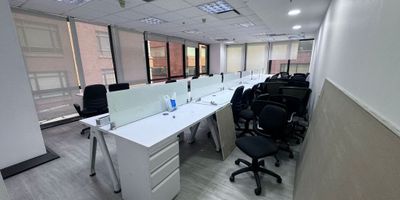 Arriendo Oficina amoblada con área. de 370m2, espacio abierto, una sala de juntas, una oficina cerrada, Está situado en punto estratégico del barrio el virrey. Cuenta, vista exterior, iluminación natural, cocineta, cuarto de archivo y 6 parqueaderos, lobby de doble altura cuatro ascensores de 10 pasajeros, planta eléctrica de suplencia total, equipo de presión constante, 1 sala de juntas, batería de baños para hombres y mujeres en cada piso y vigilancia 24/7, control de acceso con tarjetas electrónicas y torniquetes tanto para personas como para vehículos. En los alrededores encuentran parques públicos, restaurantes, zona bancaria y amplia zona comercial. Excelentes vías de accesos sobre la, Carrera Quince. carrera 11,  Transporte público