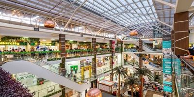 IMÁGENES DE REFERENCIA: Te ofrecemos locales comerciales para arriendo para Restaurante, en el corazón de Engativá al occidente de Bogotá, en un Centro Comercial que ofrece la mejor oferta de la zona en moda, diversión, salas de cine, gimnasio y gastronomía. Su ubicación estratégica genera una población primaria de más de 1.200.000 habitantes lo que es un beneficio para todas las marcas. El Centro Comercial cuenta un concepto moderno y alternativo, lo que permitirá potenciar el alcance de tu marca, generando una proyección en ingresos importante y una solidez comercial. Contamos con espacios para Retail, Gastrobares, comida, hogar, restaurantes entre otros. ¡Registra tu marca y haz parte de está gran oportunidad!