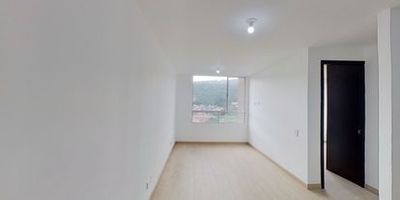 Apartamento en venta en La Granja Norte - Usaquén, Bogotá. Posee un área de 35m2, con vista exterior, ubicado en un piso veintitrés, acceso por ascensor, con sólo dos años de haber sido construido. Consta de una habitación, un baño, sala comedor, cocina integral, y zona de lavandería. Tiene piso en cerámica en la cocina y el baño, piso laminado en zona social y alcoba. El edificio cuenta con zona para niños,  salón comunal, parqueadero para visitantes, planta eléctrica, portería, y vigilancia privada las 24 horas. Se encuentra cerca a: colegio Anglo Americano, al colegio De La Salle, al colegio Friedrich Naumann, al colegio María Auxiliadora Norte, a la Estación de Servicio Texaco Santa Teresa, a la carrera 7 cerca a la parada del SITP; vías de acceso la carrera 8, y la calle 170; relativamente cerca a: Unidad de Servicios Simón Bolívar, a cadenas de supermercado como: D1, Ara y el Éxito.