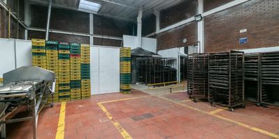 Te invito a conocer el espacio ideal para tu negocio, da el primer paso hacia un futuro emocionante y lleno de potencial, con oportunidades y posibilidades ilimitadas, con esta bodega en venta en El Barrio Comuneros, Localidad de Puente Aranda, Bogotá. Posee un área de 530 m2, distribuidos en dos pisos; localizada muy cerca al centro de la ciudad lo cual brinda excelentes oportunidades para tu empresa, cuenta con adecuaciones como sistema de extracción lo cual amplia su abanico de posibilidades de uso, además cuenta con parqueadero. Se encuentra cerca a: San Andresito de la 38, relativamente cerca a la Plaza de Mercado de Paloquemao, a Corferias, al centro comercial Plaza Central, a la Av. NQS, a la Av. Calle 3, y a la Av. Calle 6. No dudes en contactarnos para obtener mayor información.