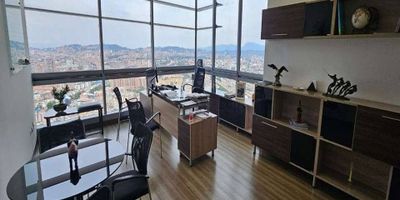Oficina en Arriendo/Venta. Cuenta con mobiliario, 4 oficinas privadas completamente dotadas, sala de juntas para 10 personas, archivo y puestos de trabajo. 7 garajes cubiertos. Es una torre de oficinas con 45 pisos habitables y 184 metros de altura, superando a las cuatro torres que se han construido hasta el momento en el complejo. Cuenta con 2 locales comerciales y 500 parqueaderos, además de dos auditorios con capacidad para 90 personas, salas de juntas, salas VIP y una mini terraza. La sala de máquinas se ubica en el piso 46. Esta es una excelente oportunidad para establecer su negocio en una ubicación de prestigio y con todas las comodidades necesarias para su equipo y clientes. Para más información, por favor contacte con nosotros.