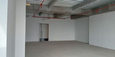 Oficina en Arriendo y Venta. Espacio en area libre y obra gris de 107 metros exterior, con vista a la ciudad piso 28. La Torre E es la quinta edificación del complejo North Point. Es una torre de oficinas con 45 pisos habitables y 184 metros del altura superando a las cuatro torres que se han construido hasta el momento en el complejo.5​ Cuenta con 2 locales comerciales y 500 parqueaderos, además dos auditorios con capacidad para 90 personas, salas de juntas, salas VIP y una mini terraza. La sala de máquinas se ubica en el piso 46.