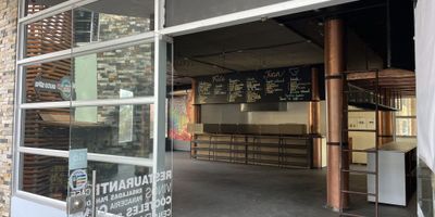 En Arriendo y Venta amplio local comercial en el Km 7 Via La Calera. Ubicado muy estratégicamente sobre la carretera principal en centro comercial que consta de estación de gasolina, supermercado, gimnasio y locales de comida. El local cuenta con 104 m2, los baños son compartidos igualmente que los parqueaderos con los demás locales. El precio de la administración incluye energía eléctrica y el servicio del agua. Fácil acceso de buses y flotas via La Calera y Guasca. Precio negociable