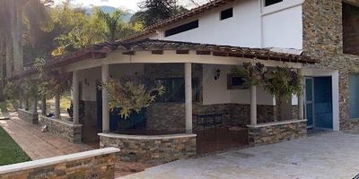 Finca en venta en Barbosa Antioquia, ubicada en la Vereda La Calda a 13 km del casco urbano. Cuenta con una casa principal de 2 niveles, de los cuales el primer nivel esta terminado y el segundo se encuentra en obra negra.  Cuenta con Kiosko de 30 m2, zona húmeda con piscina de niños, Turco, Jacuzzi, estanque de peces, arboles frutales y zonas verdes. El acceso es pavimentado, parte en placa huella y la ultima parte en rieles. Valor negociable.